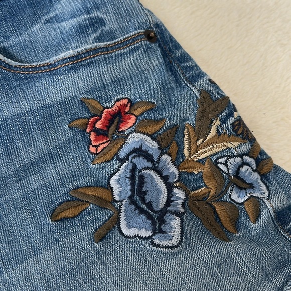 A&F Women's‎ High Waist Boho Cottagecore Embroidered Mini Cuff Jean Shorts 6 - Picture 4 of 9